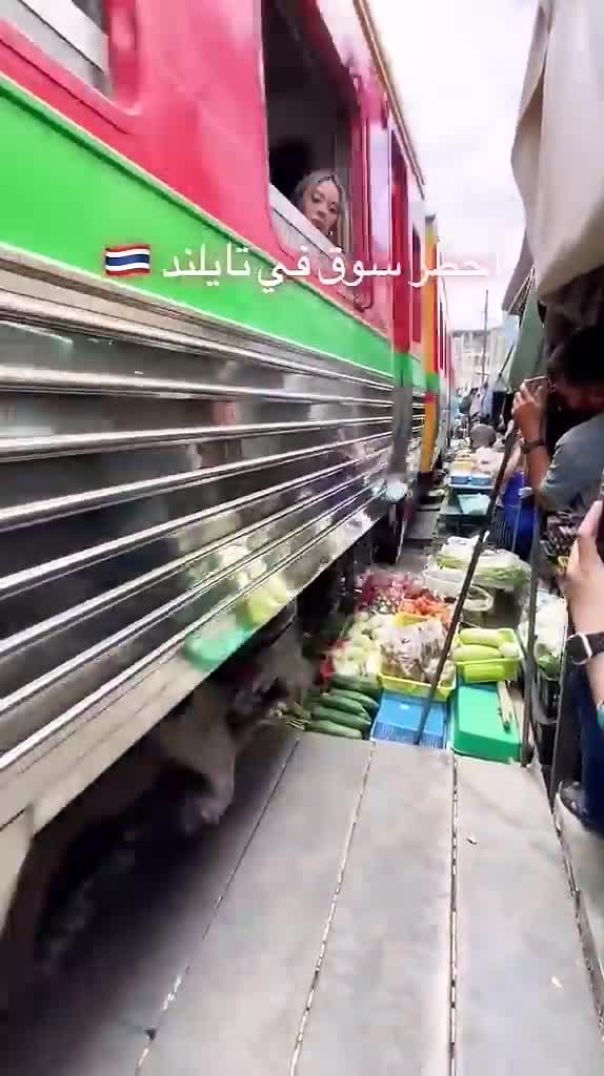 المشهد الأكثر إثارة_ القطار يقتحم سوق البضائع(720P_HD)