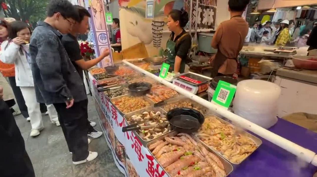 China’s Street Food Paradise in Dali, Yunnan – Endless Eats, Nonstop Crowds and Local Snacks